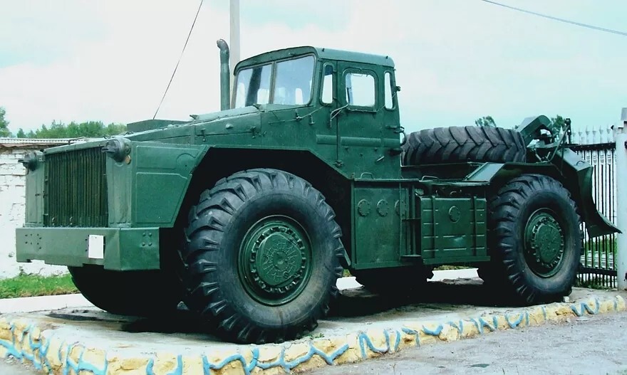 Удлиненное шасси КЗКТ-538ДП с задней навеской бульдозерного отвала (фото автора)