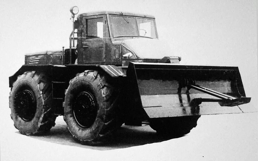 165-сильный автомобиль-тягач МАЗ-528 с прямым передним отвалом
