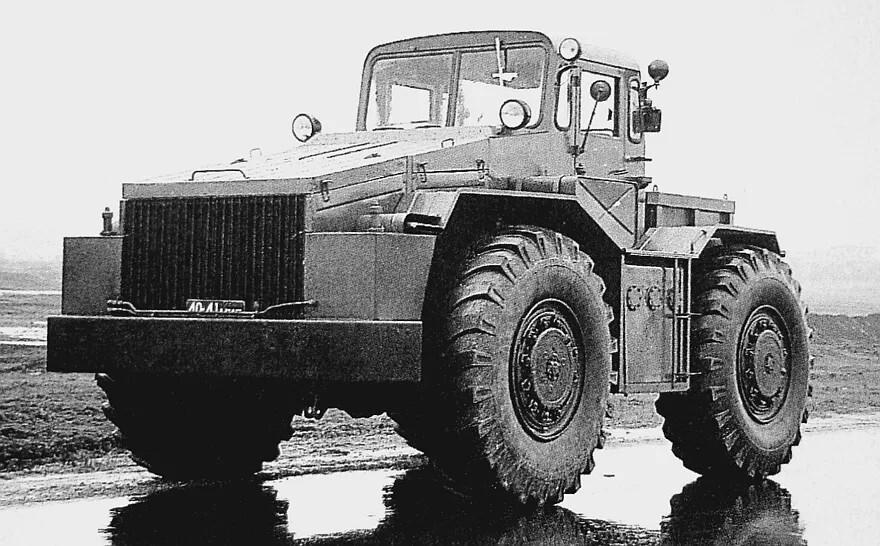 Инженерный тягач МАЗ-538 (ИКТ-С) для монтажа рабочего оборудования (из архива МЗКТ)