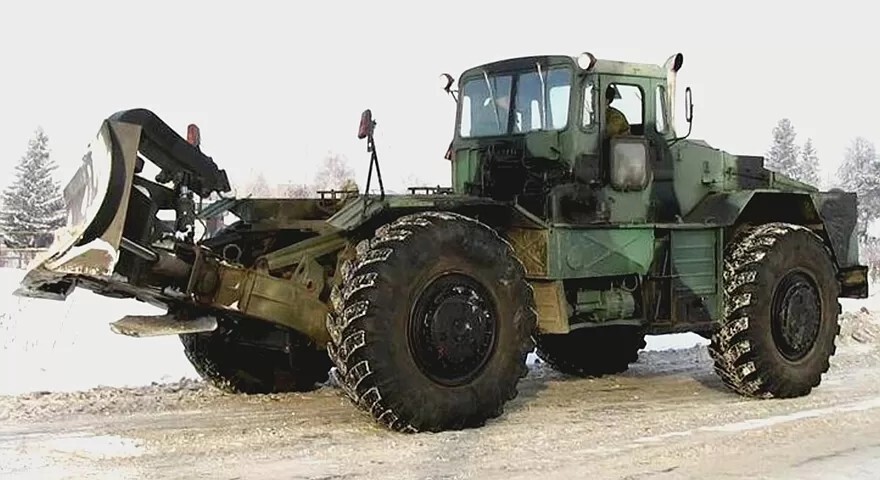 Бульдозер-тягач БКТ-2 на шасси КЗКТ-538ДП с задним прямым отвалом