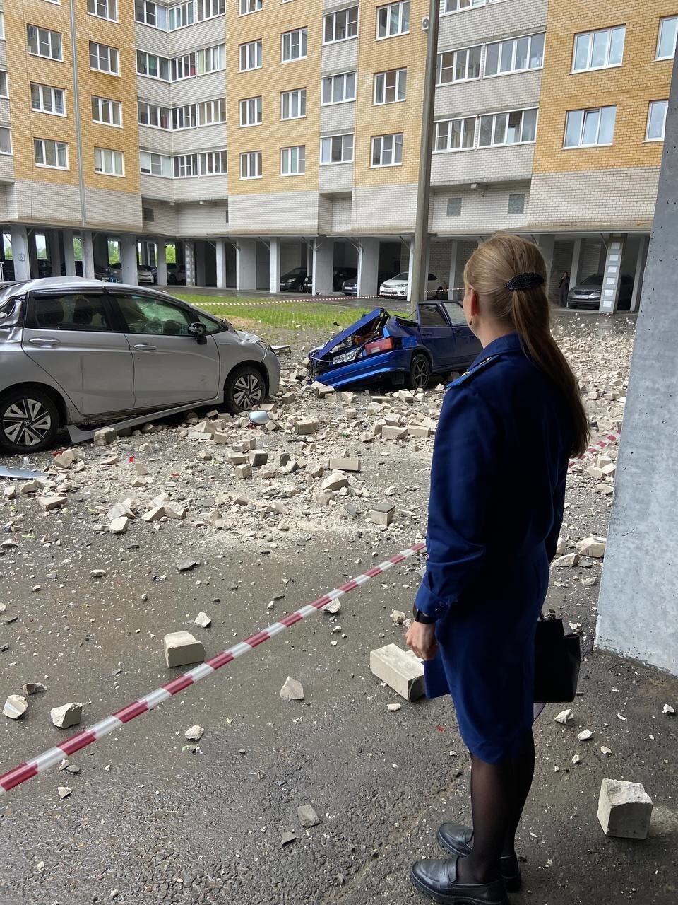 В Чебоксарах с многоэтажного дома обрушилась кирпичная кладка и повредила два автомобиля