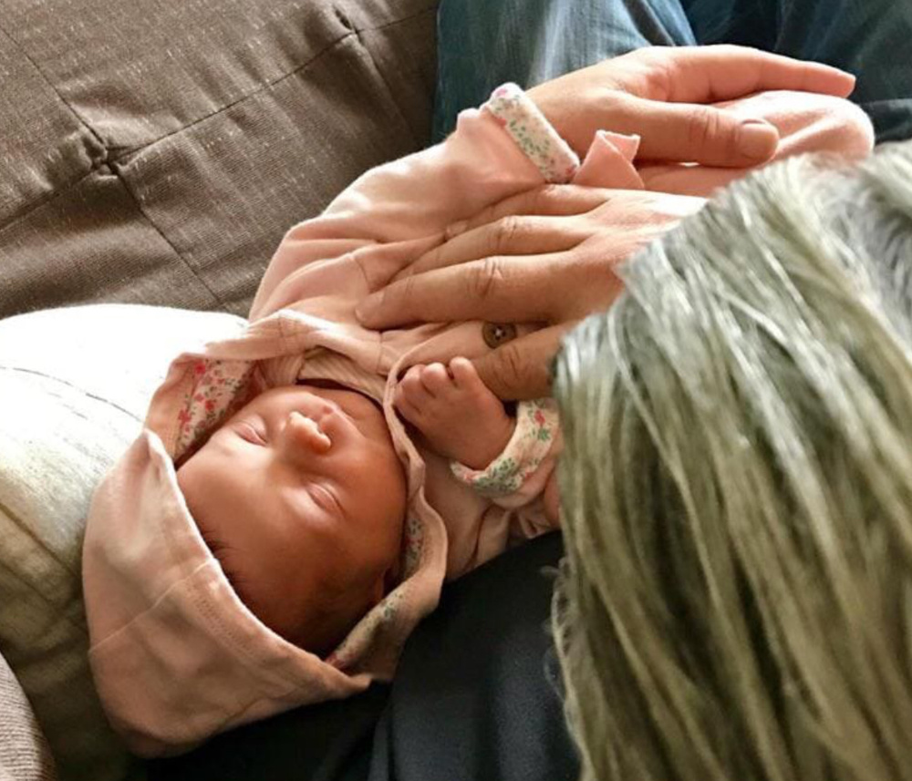 Тот случай, когда фотограф решил вывести ракурс на руки, а не на малыша