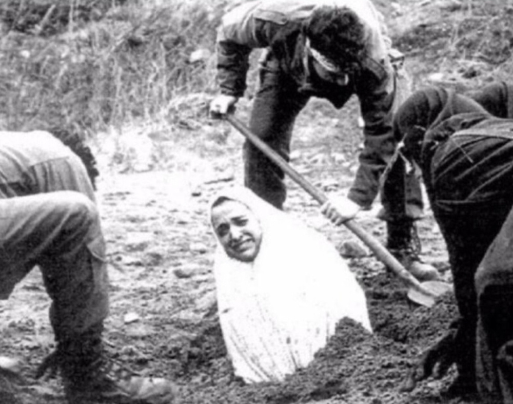 Женщину жестоко казнили за измену мужу, Иран, 1954-й
