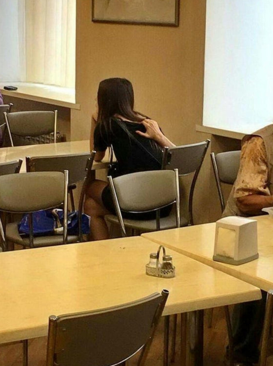 Интересно, а чья же это рука?