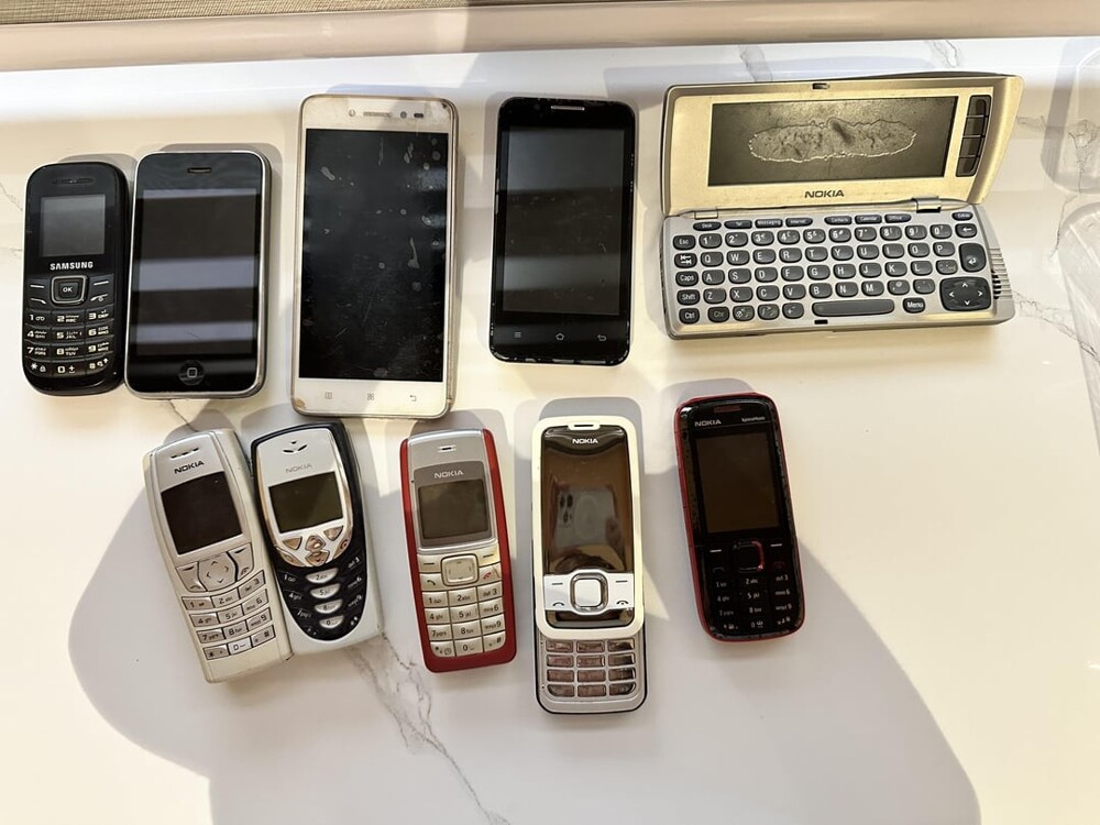 30. Коллекция телефонов моей матери с 1990-х до начала 2010-х годов
