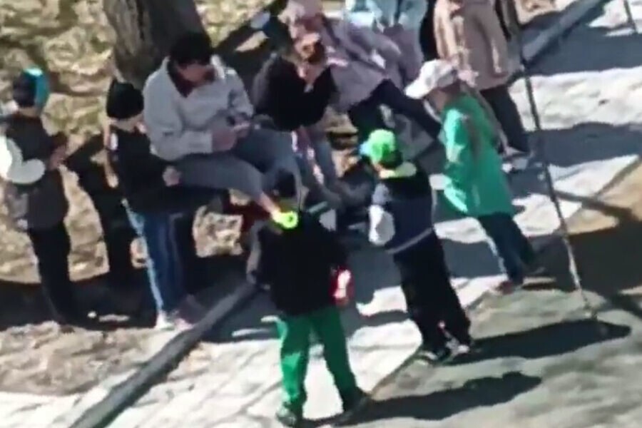В Хабаровске воспитательница таскала ребёнка по земле и ставила на него ноги