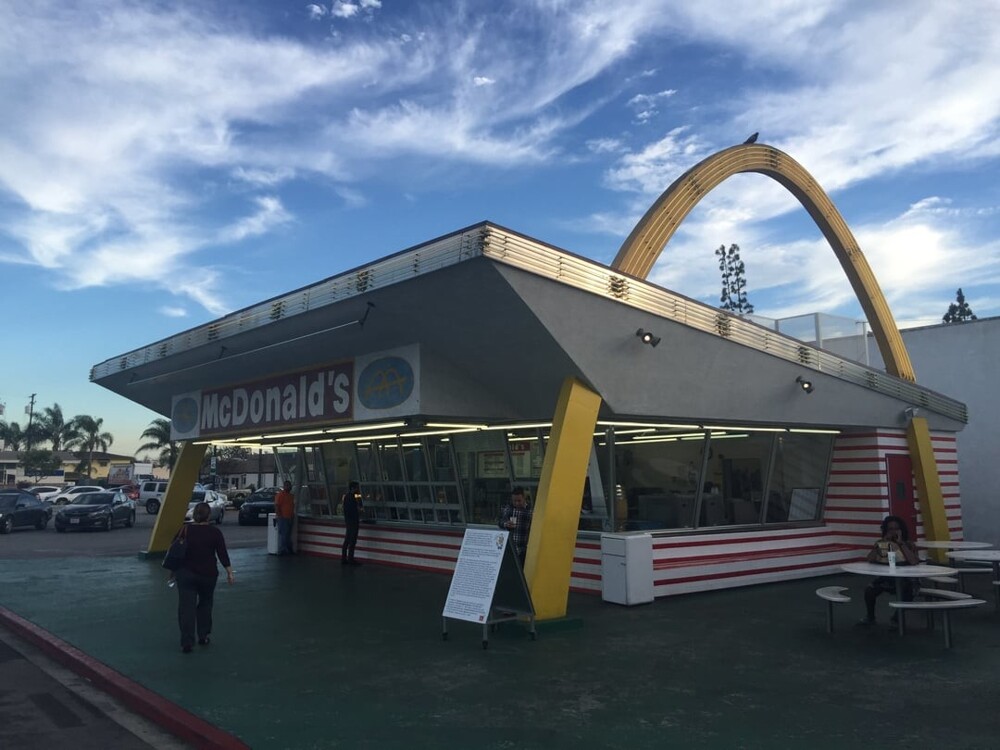 8. Самый старый работающий McDonald's в мире и единственный, сохранивший оригинальный дизайн. Он был третьим рестораном сети