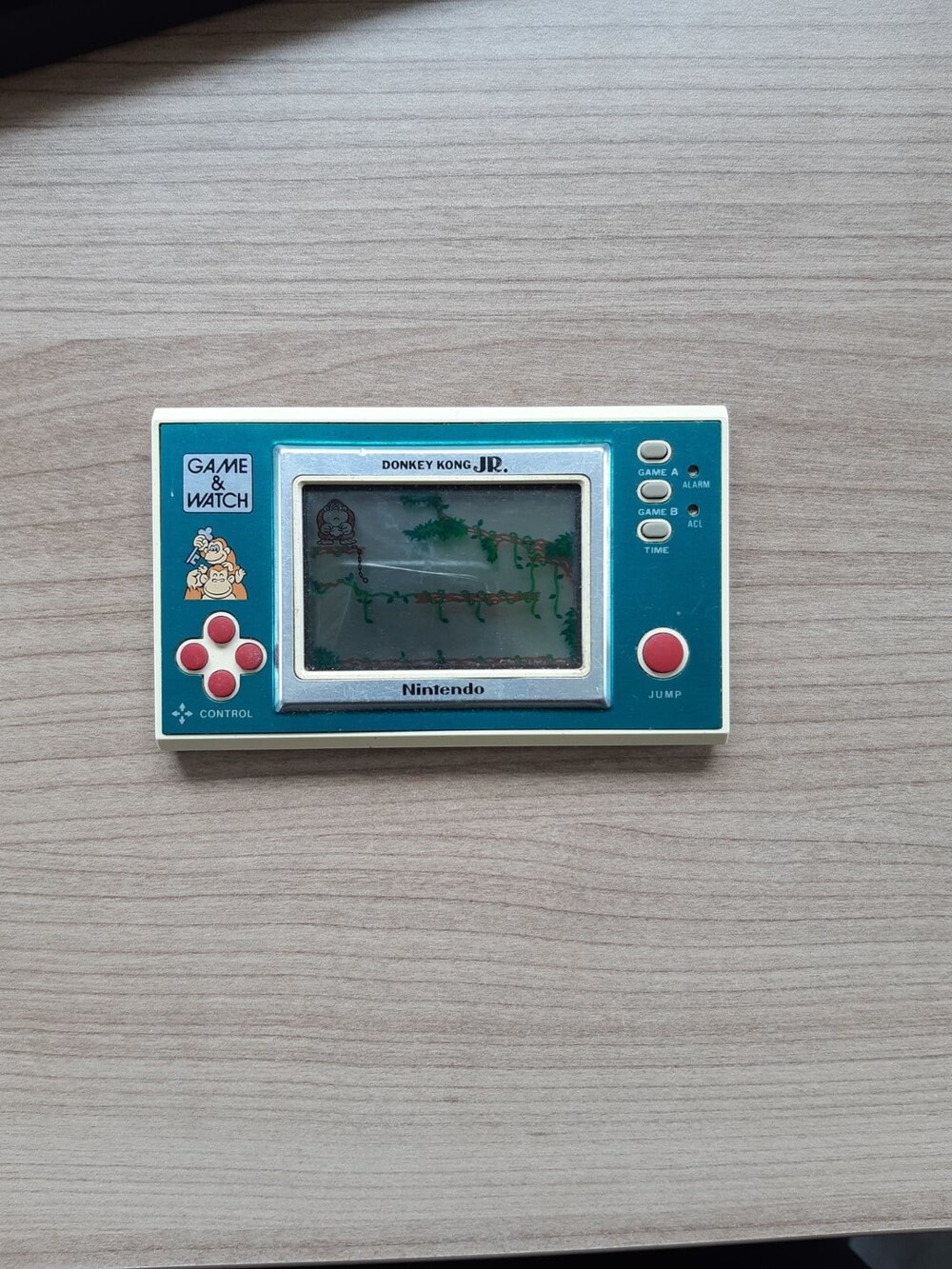 27. Старая игровая консоль Nintendo 1982 года