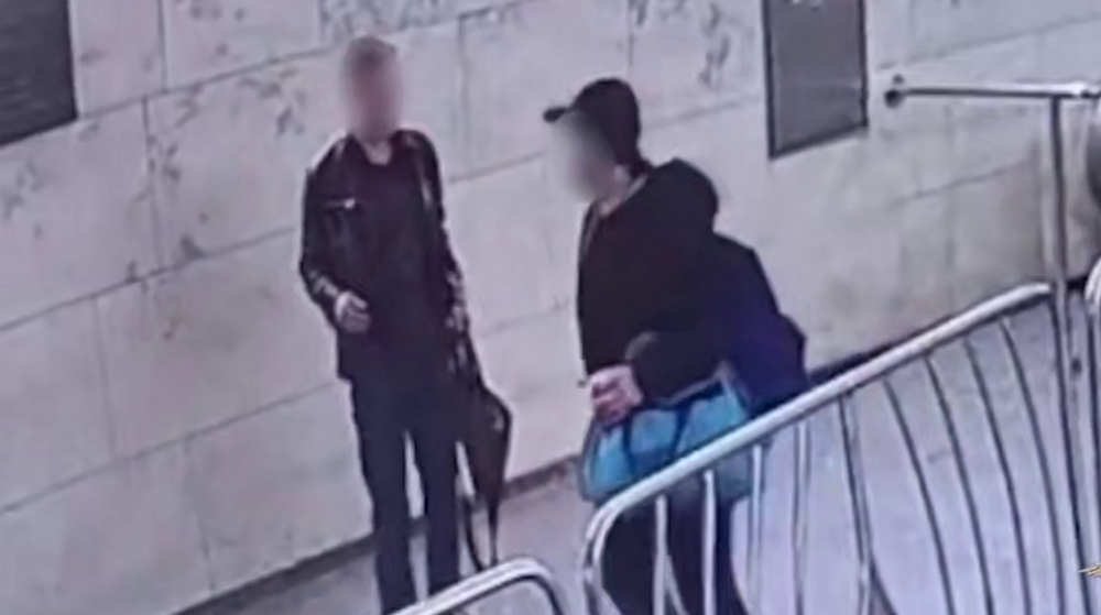 Мужчина напал на пассажира, задевшего его при спуске по эскалатору