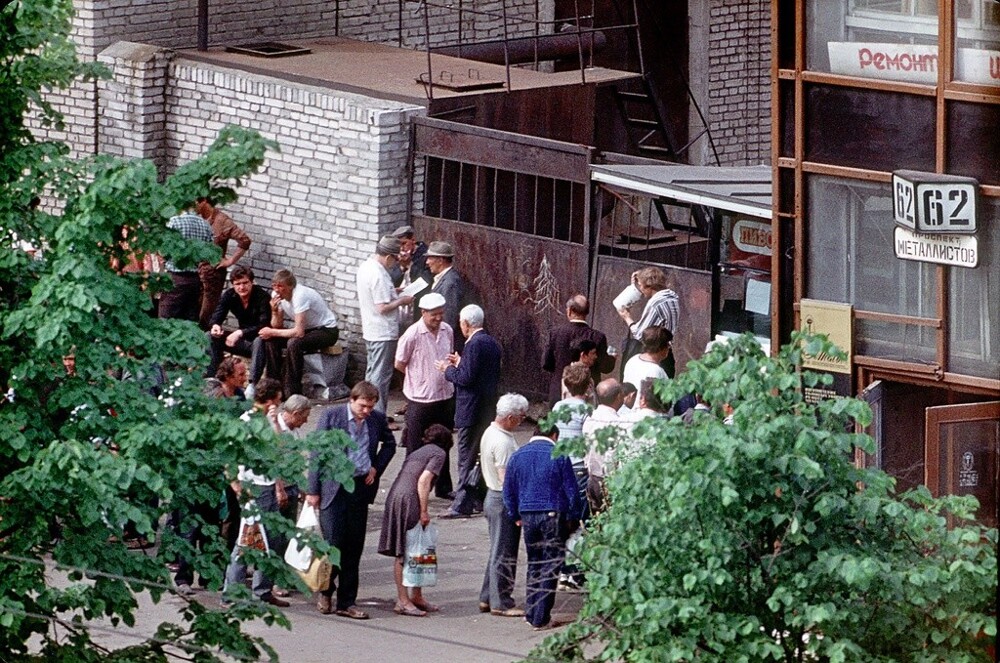 За пивом. 1987 год. Автор: Артем Ромашов. Ленинград.