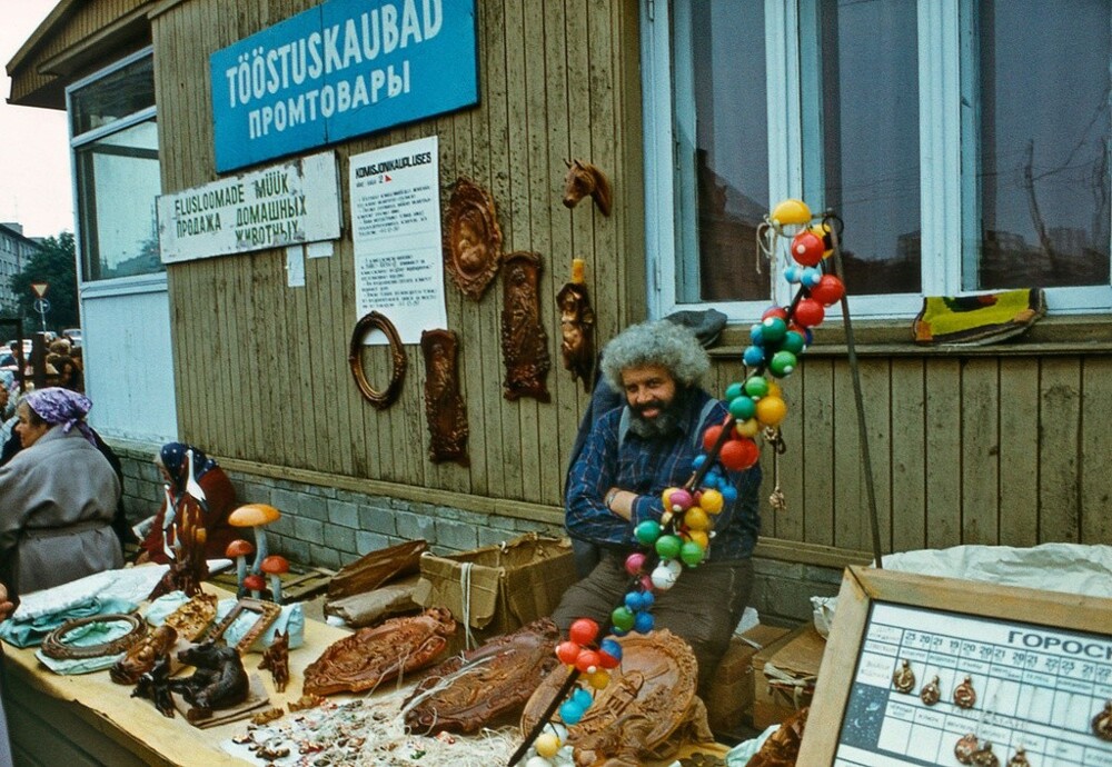 Продавец разной всячины. 21–24 августа 1987 года. Автор: Павел Сухарев. Эстонская ССР, Таллин.