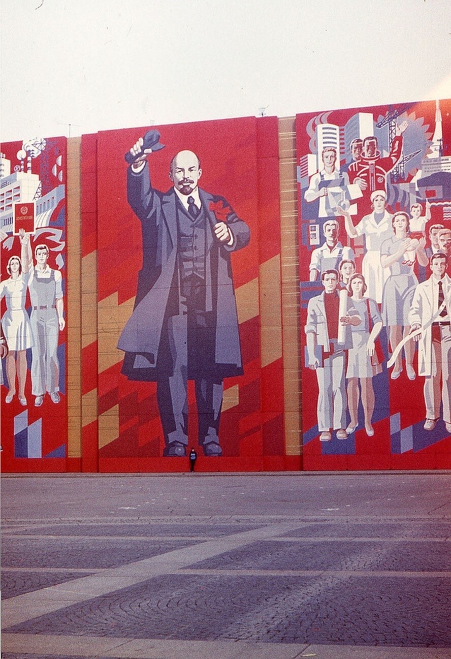 Дворцовая площадь. 1 мая 1987 года. Автор: Артем Ромашов. Ленинград.