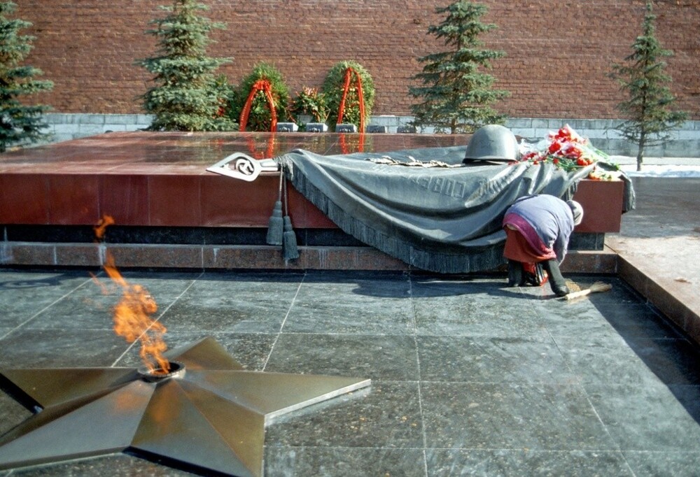 Уборка монет у вечного огня Могилы Неизвестного Солдата. 1 апреля 1989 года. Автор: Иван Второв. Москва.