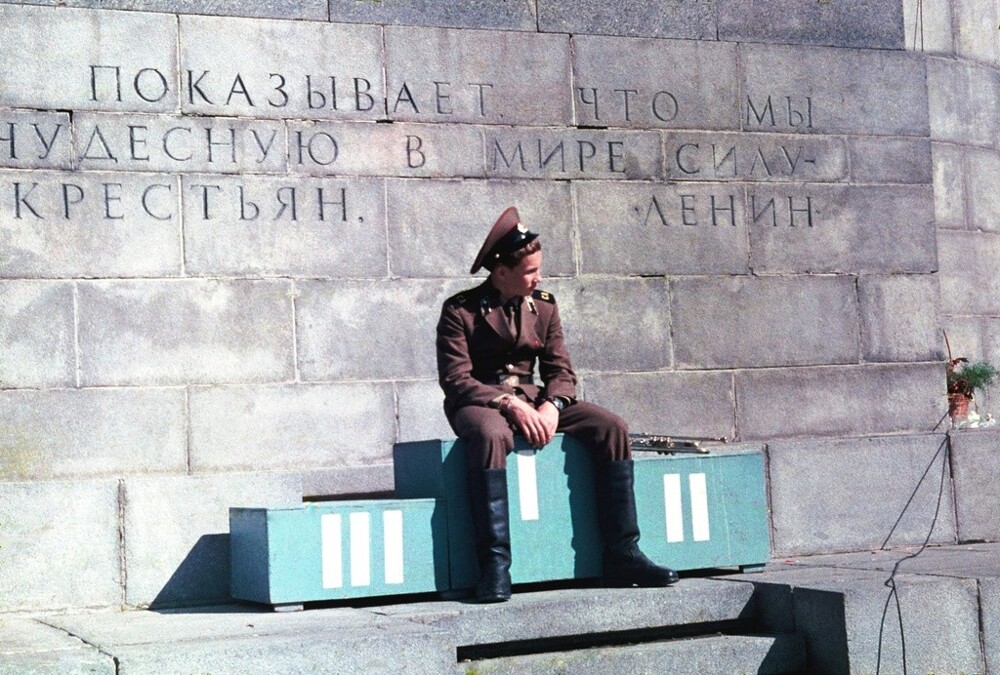 На пьедестале. 10–15 августа 1987 года. Автор: Марина Воронина. Свердловск.