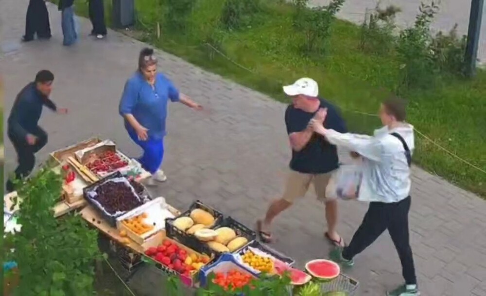 Бои без правил подростка с нелегальными мигрантами-торговцами