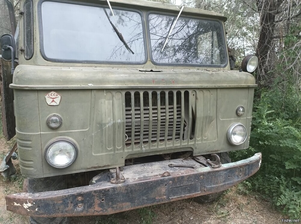 На рыбалке встречали нас местные, один пасечник приехал на "Шишиге" древней