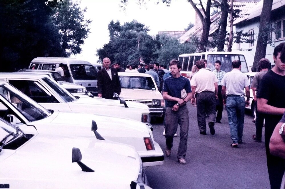 Владивосток, 1992 г. Рынок японских автомобилей на ул. Ильичёва