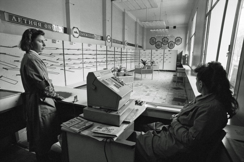 В пустом обувном магазине, 1991 год, Москва. На фотографии просто зарисовка реалий последнего года существования СССР, развал хорошо спланировали...
