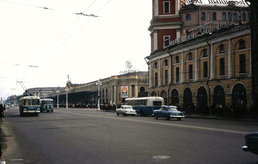 Невский проспект, автобусы, троллейбусы и Гостиный двор.