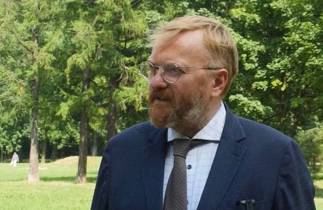 "Артемий, завязывай уже воровать всё у всех!": студию дизайна Лебедева уличили в плагиате после публикации плаката ко Дню России