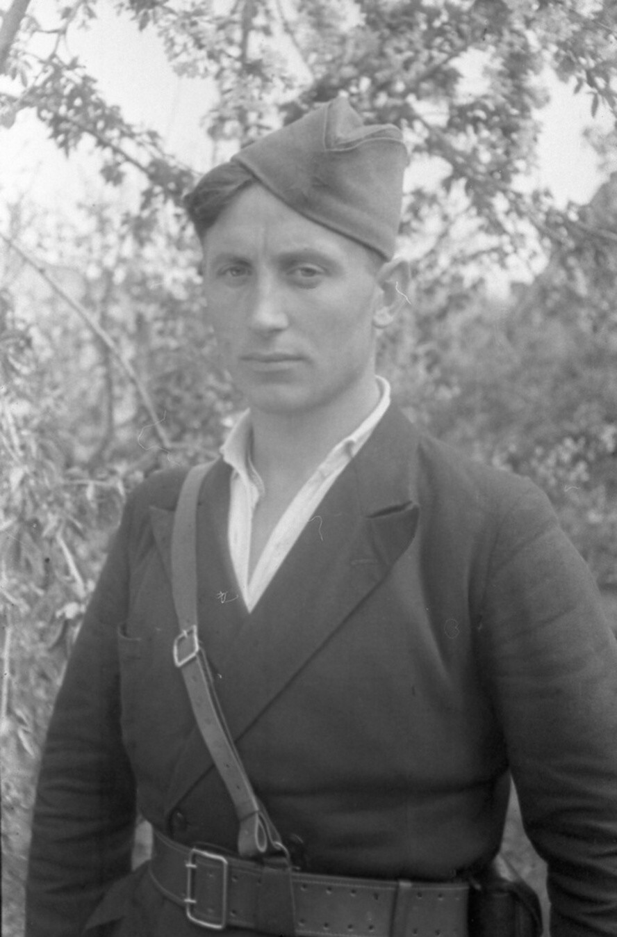 Старший сержант, участник обороны Перекопа, командир 19-го отряда 1-й бригады Яков Матвеевич Сакович. Апрель 1944 года.