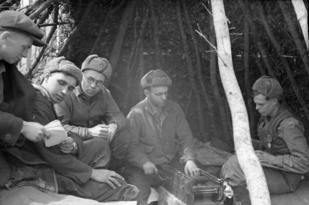 Командир комсомольского отряда Анатолий Косухин (второй слева), комиссар 1-й бригады, редактор газеты «Красный Крым» Евгений Степанов (третий слева)