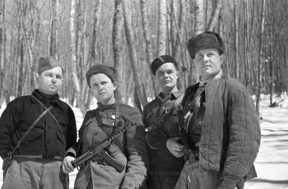 Секретарь подпольного обкома, комиссар партизанского движения Крыма, батальонный комиссар Николай Луговой (слева) и корреспондент Н. Овдеенко с партизанами.