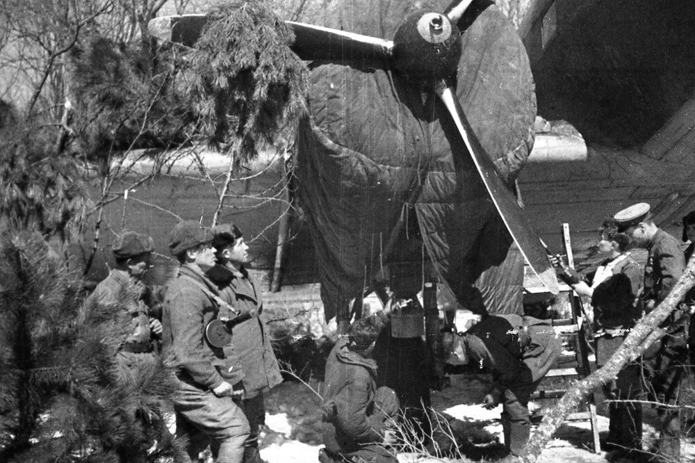 Партизаны Северного соединения Крыма и летчики у самолета. Зима 1944 года.