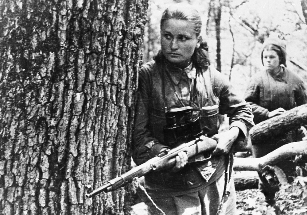 Начальник медицинской службы Анна Иванец (на первом плане) и медицинская сестра Евпаторийского партизанского отряда Нина Ардабьева