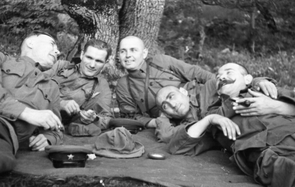 Справа налево: Емельян Колодяжный, Серго (Г. А. Арабаджиев), Николай Луговой и другие.