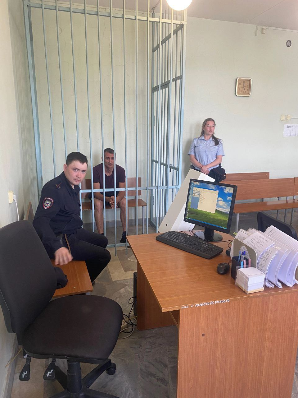 В Екатеринбурге неадекват достал пистолет и устроил стрельбу из-за того, что автоледи не пропустила его на дороге