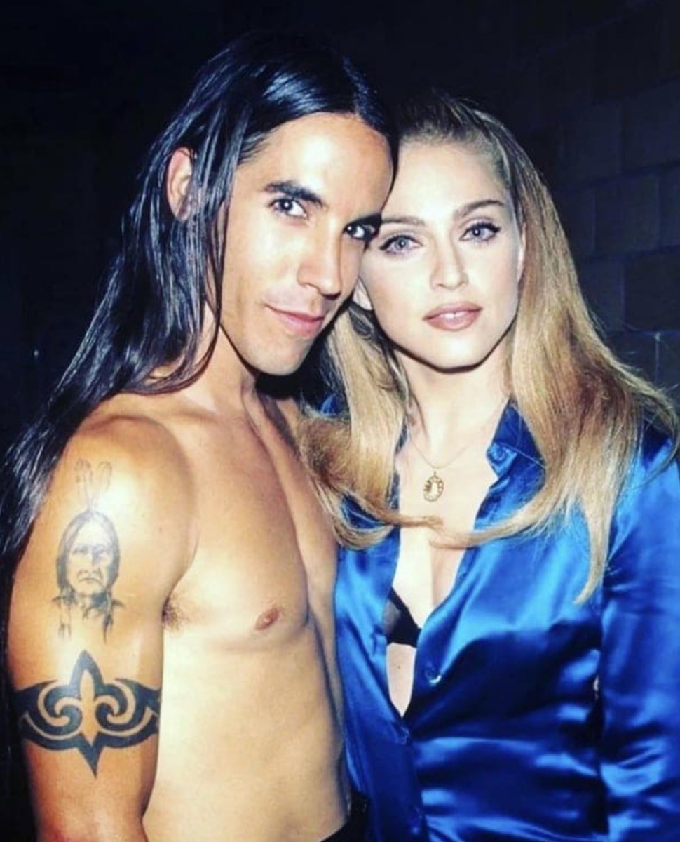 Неотразимая Мадонна в 1995-м году с Энтони Кидис на 12-й церемонии MTV VMA