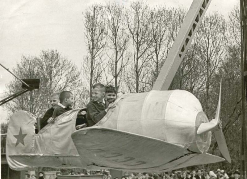 Новый аттракцион «Самолет» в день открытия парка, Г. Ефимовский, 24 мая 1964 года, Череповец.
