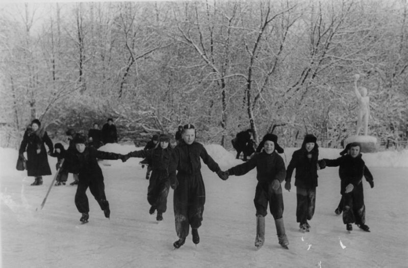 Детский каток в городском парке. Г. Ефимовский, январь 1959 года, Череповец.