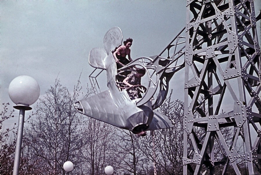 Аттракционы в Измайловском парке. Н. Смирнов, 1962 год, Москва.