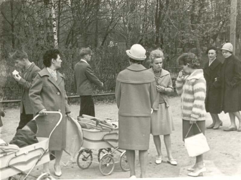 «Наши городские модницы в день открытия парка». Г. Ефимовский, 25 мая 1954 года, Череповец.