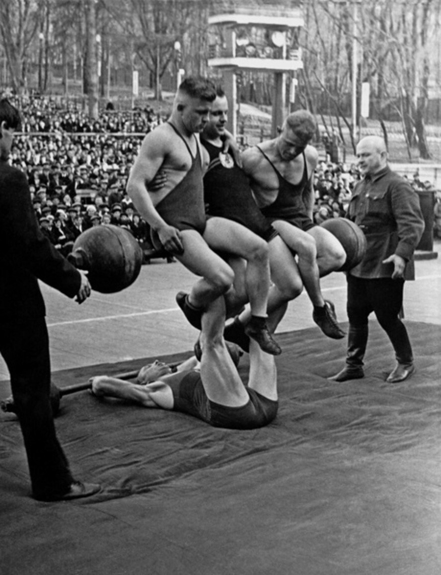 Спортивный вечер в Зеленом театре ЦПКиО им. М. Горького. В. Гребнев, 1936 год, Москва.