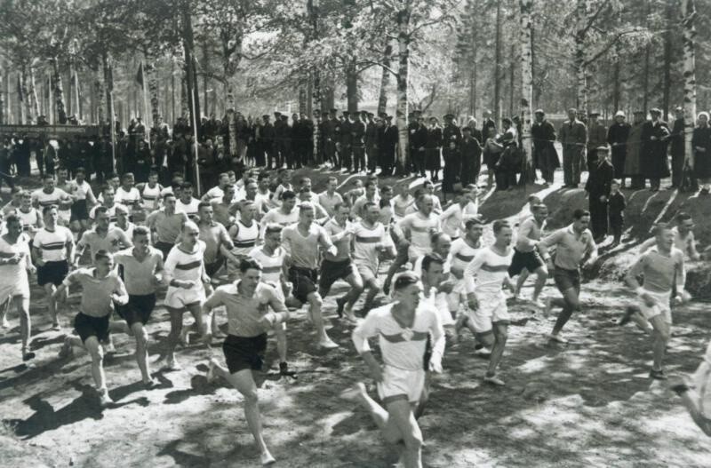 Легкоатлетический кросс в Сокольниках. И. Шагин, 1937 год. Москва
