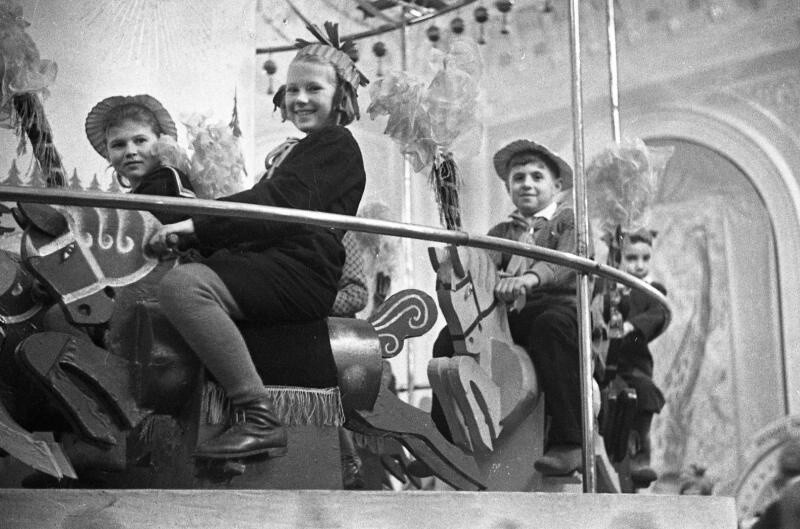 Дети на карусели. С. Васин, 1949 год, Москва.