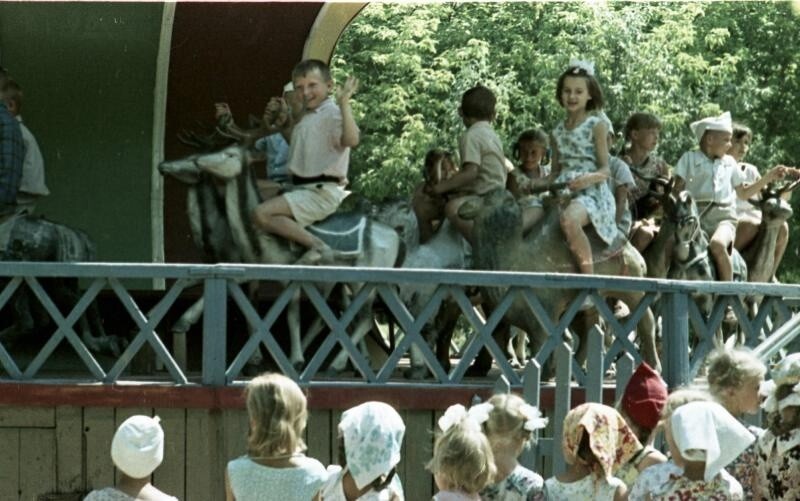 Дети на карусели. Вс. Тарасевич, 1967 год, Волжский.