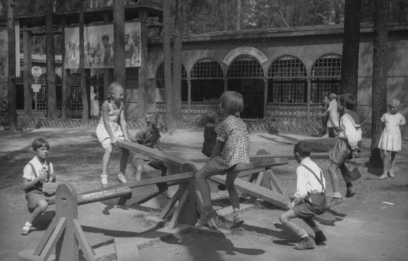 Детский городок в Сокольниках. С. Васин, 1940 год, Москва.