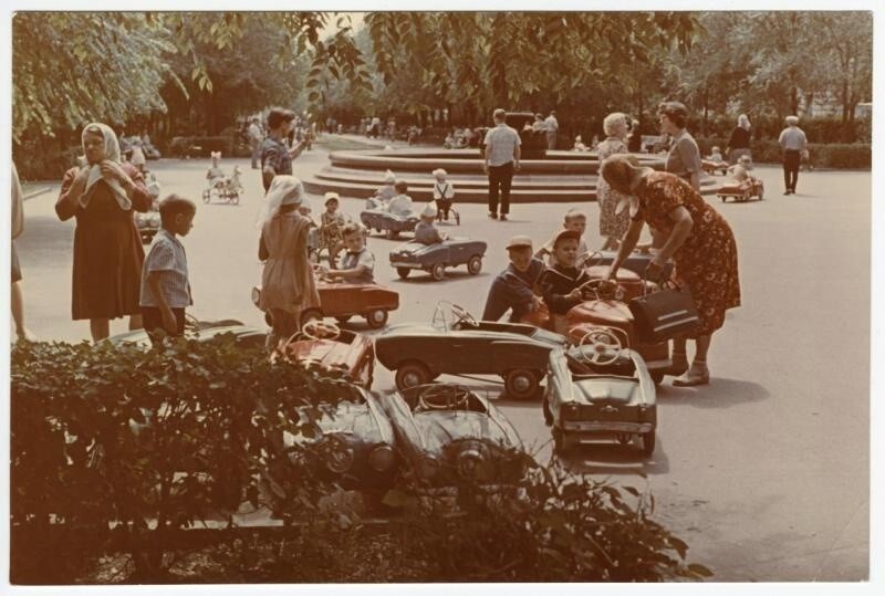 В парке. Д. Бальтерманц, 1960-е годы, Сталинград.