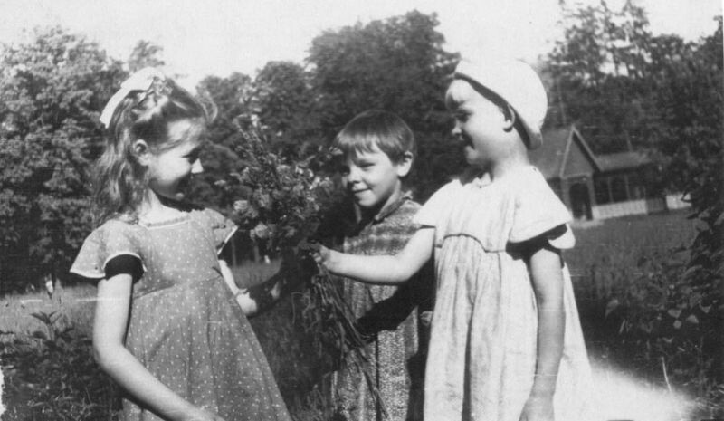 Дети в городском Парке культуры и отдыха. Г. Ефимовский, июнь 1950 года, Череповец.