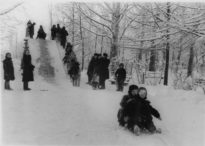 В городском парке зимой. Г. Ефимовский, январь 1959 года, Череповец.
