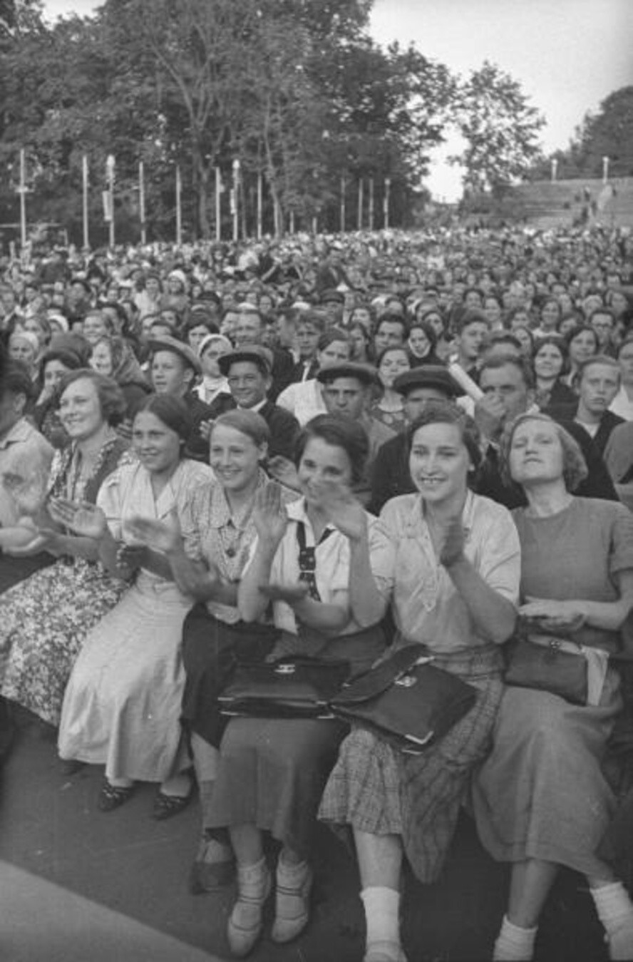Публика в Зеленом театре Парка культуры им. М. Горького. И. Шагин, 1938–1940 годы, Москва.