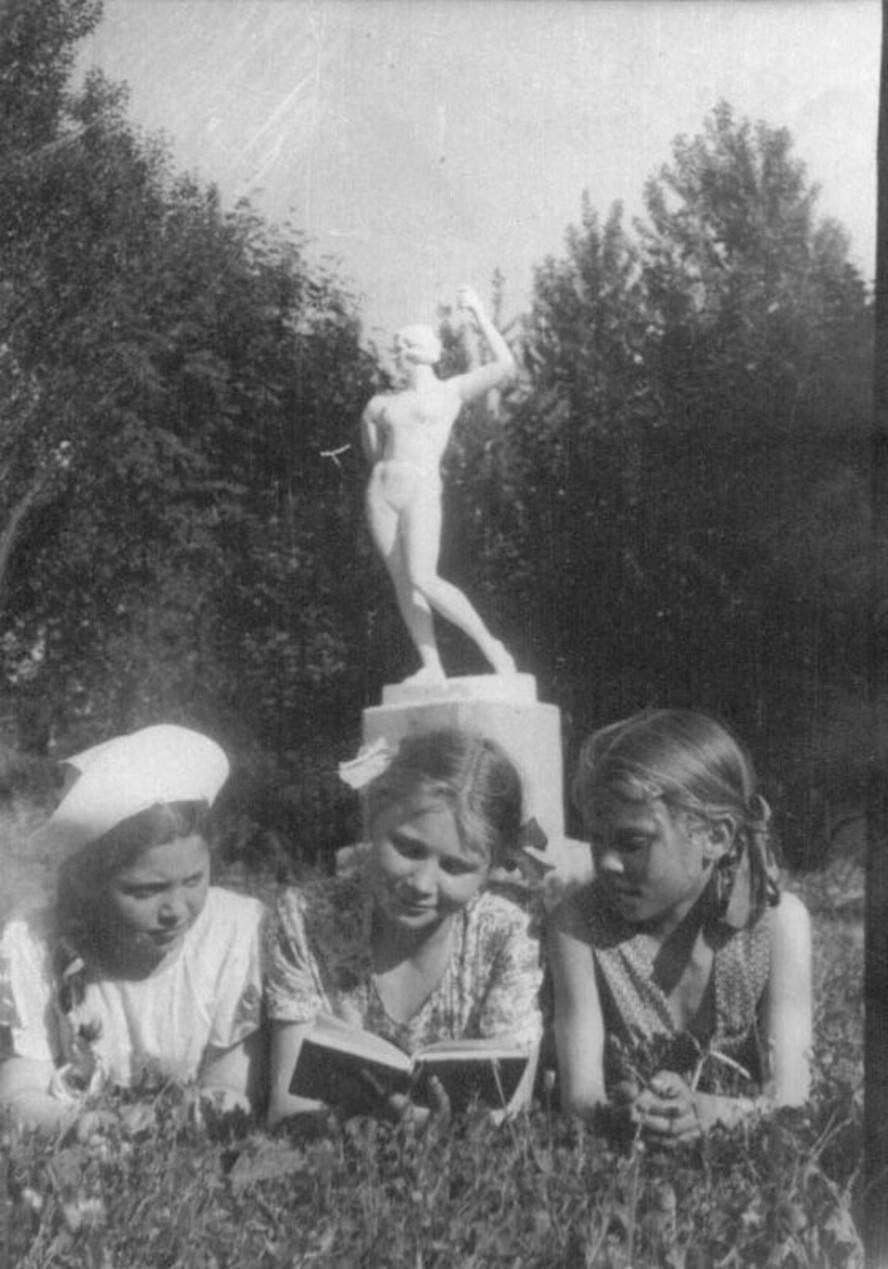 В Парке культуры и отдыха. Г. Ефимовский, июль 1950 года, Череповец.