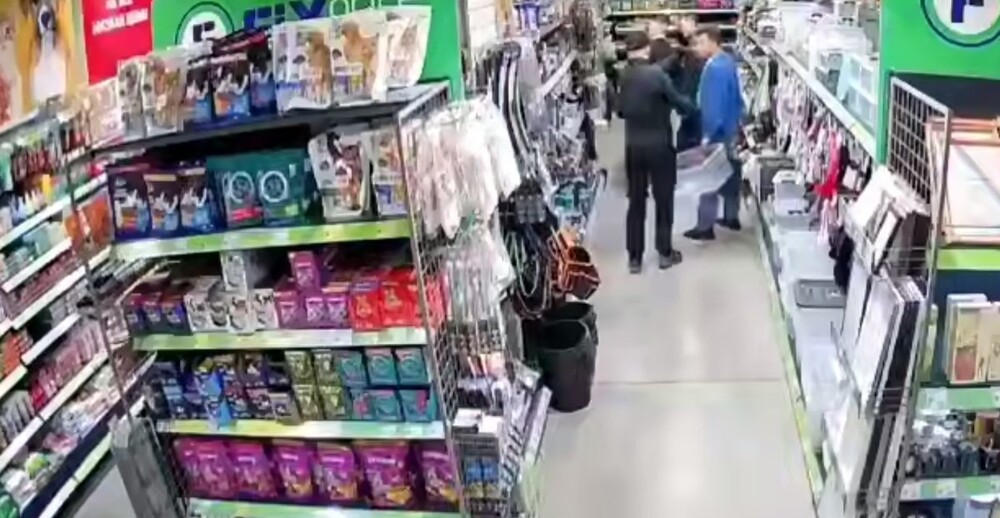 Дерзкое нападение на мужчину в магазине попало на видео