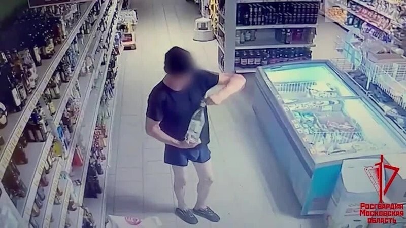 В Подмосковье мужчина в трусах и с топором вломился в магазин