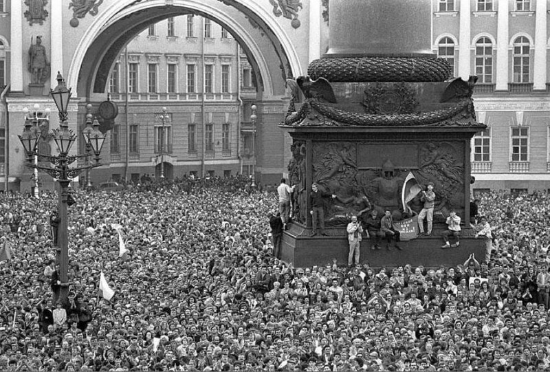 Митинг в защиту демократии на Дворцовой площади. Санкт-Петербург, 1991