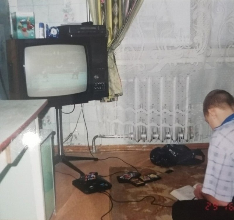 Парень изучает коды к игре…